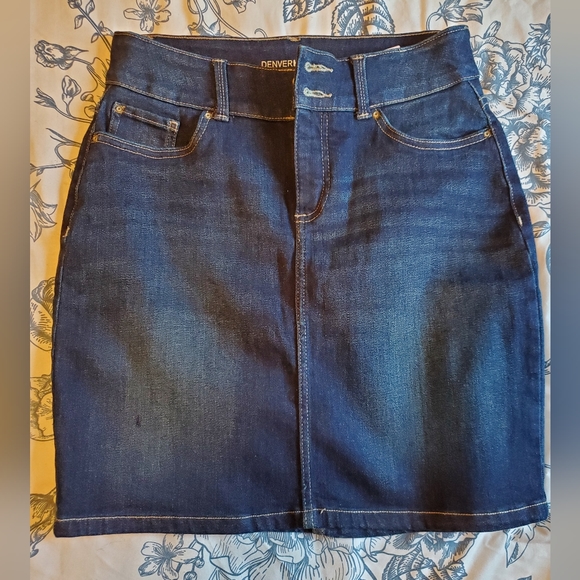 Women's dark wash Denim skirt - Picture 1 of 4